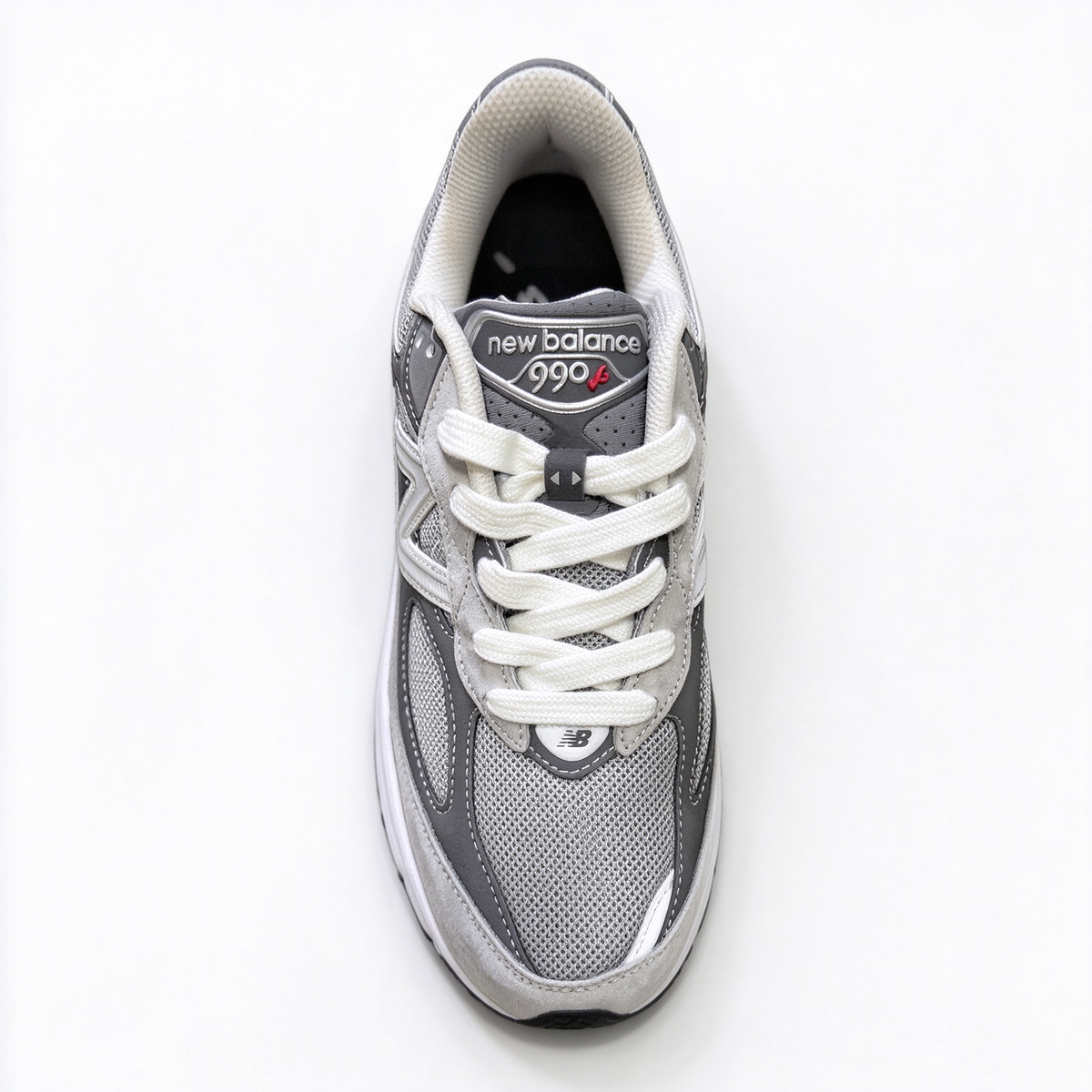 The New Balance 990v6 continues the legendary 990 series heritage, crafted with premium suede and breathable mesh upper. Classic castlerock grey colorway, timeless retro silhouette, perfect for daily outfit matching.
