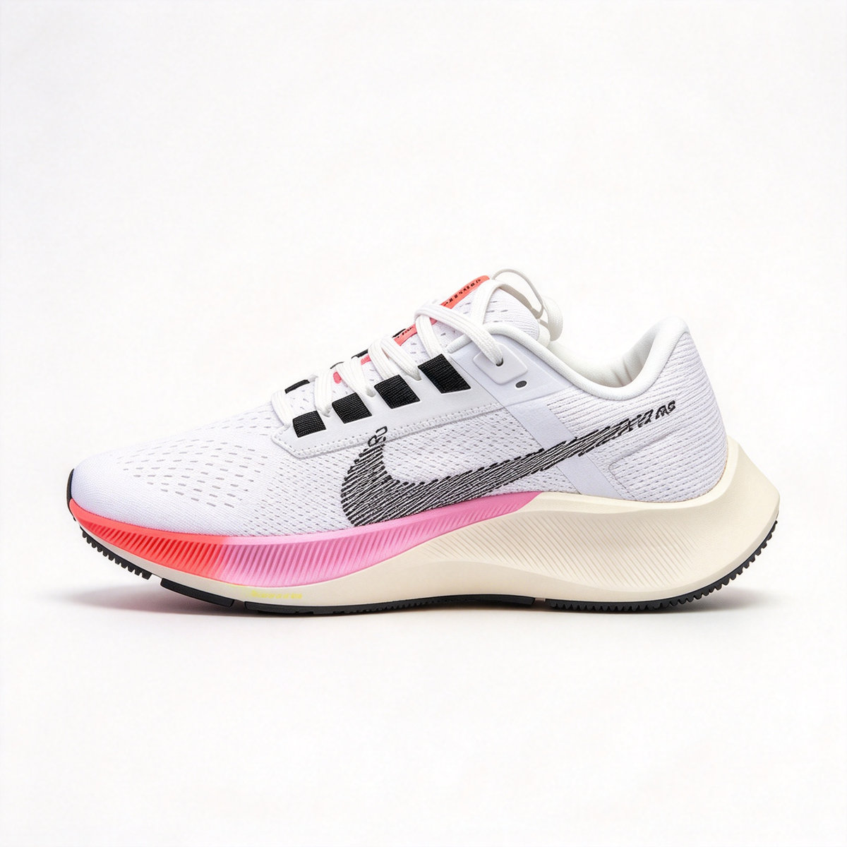 Nike Air Zoom Pegasus – White/Black/Green | React foam + Zoom Air cushioning | Breathable mesh upper | Roomy toe box design | Suitable for road running and everyday wear | Unisex style