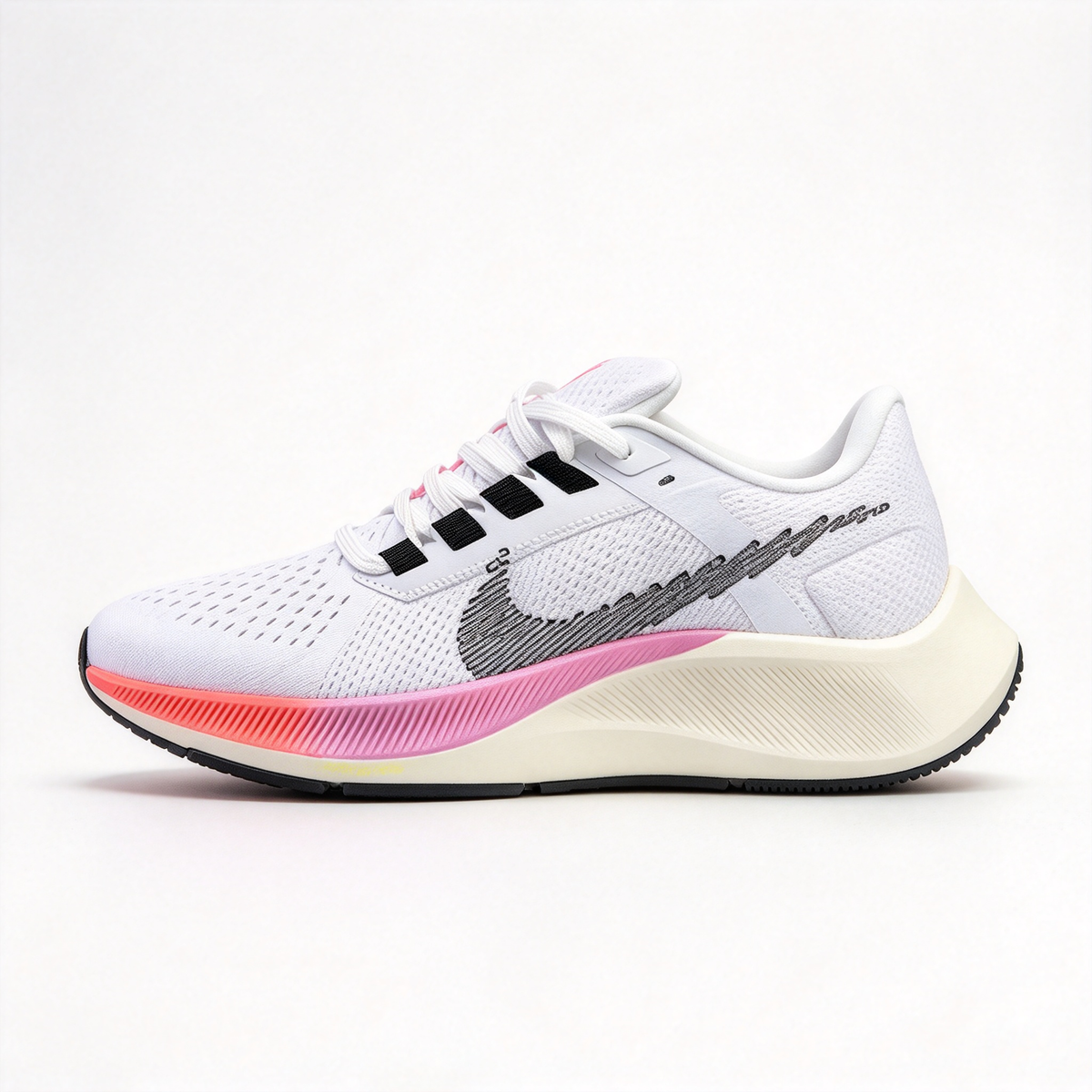 Nike Air Zoom Pegasus – White/Black/Green | React foam + Zoom Air cushioning | Breathable mesh upper | Roomy toe box design | Suitable for road running and everyday wear | Unisex style