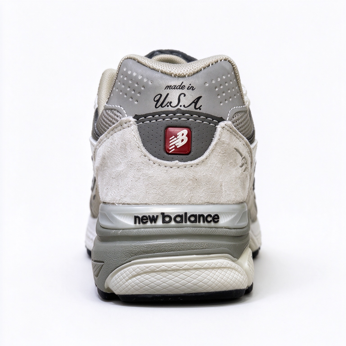 New Balance 990v3 inherits the classic 990 series USA design, iconic castlerock grey colorway. Made of premium pig suede + breathable mesh upper, retro dad shoe silhouette, versatile for daily streetwear.