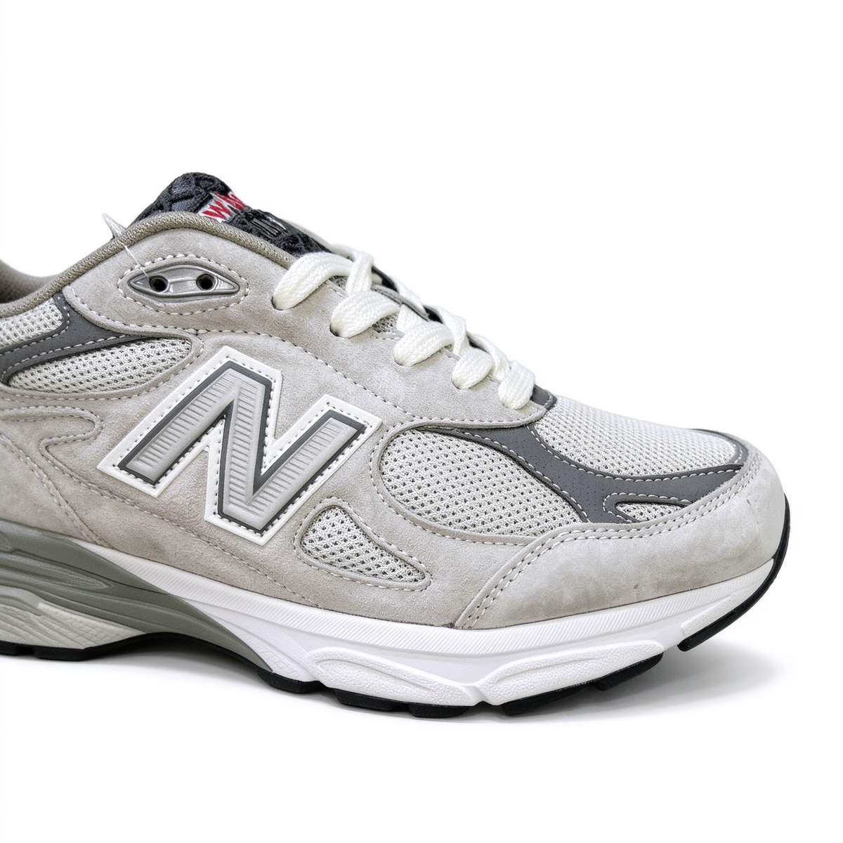 New Balance 990v3 inherits the classic 990 series USA design, iconic castlerock grey colorway. Made of premium pig suede + breathable mesh upper, retro dad shoe silhouette, versatile for daily streetwear.